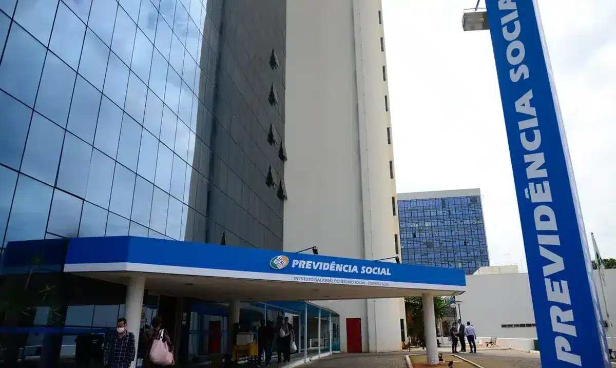 Fachada do edifício da Previdência Social com pessoas entrando no local