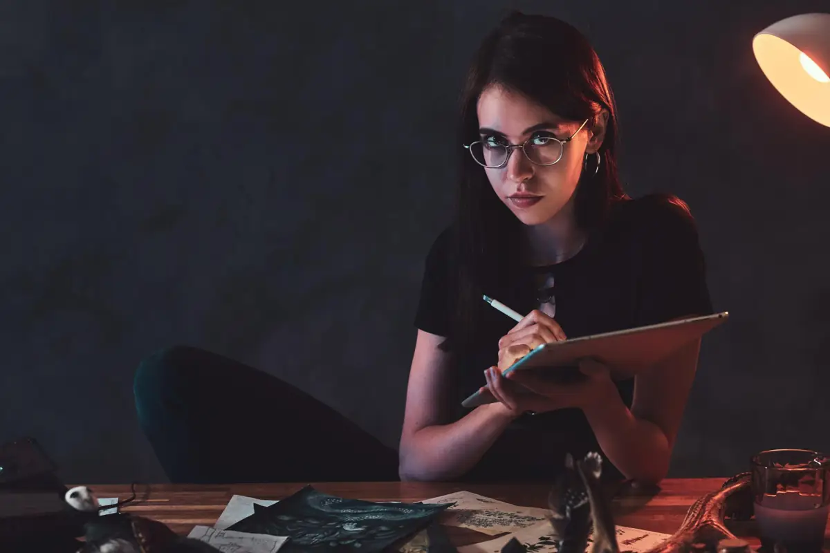 Investir em educação e capacitação para o sucesso profissional. Mulher concentrada estudando e desenhando enquanto investe em sua educação e capacitação.