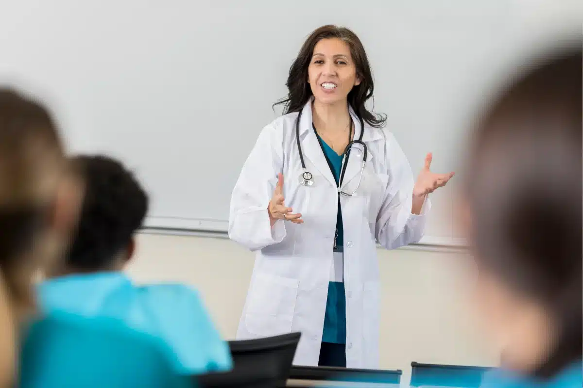Médica dando aula Médica dando aula para alunos em sala de aula.