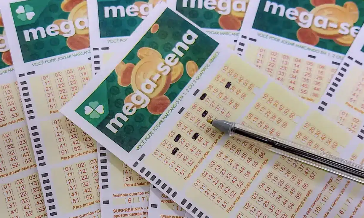 Bilhetes da Mega-Sena com marcas de caneta e logotipo da loteria.