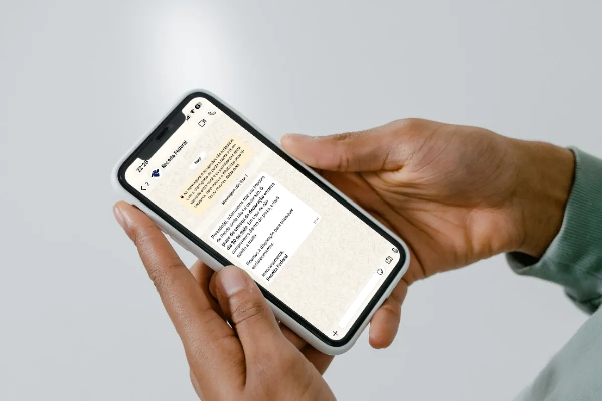 Mensagem da Receita Federal sobre prazo de Imposto de Renda. Tela de celular com mensagem da Receita Federal sobre prazo para declaração do Imposto de Renda.