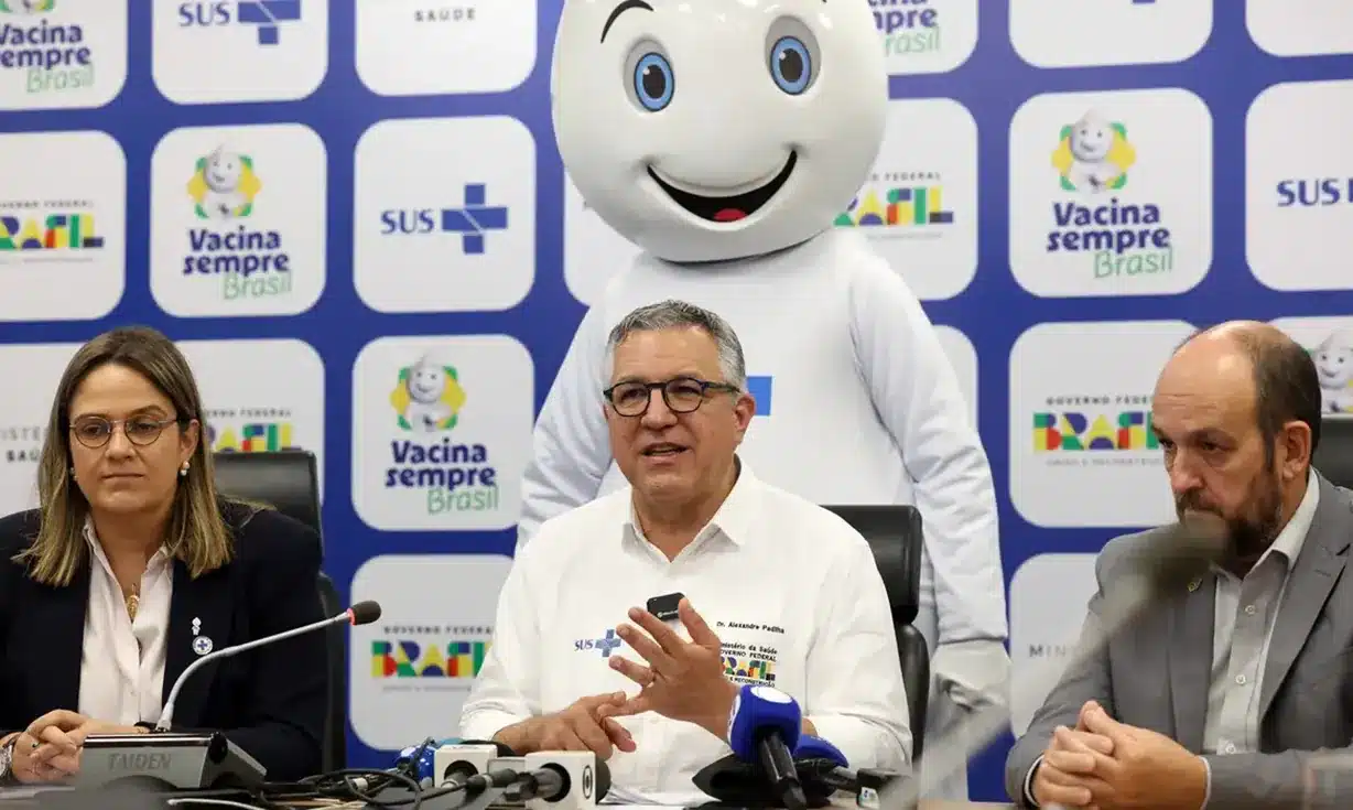 Coletiva sobre lançamento da Caderneta Digital de Saúde da Criança Ministro Alexandre Padilha fala sobre a digitalização da Caderneta de Saúde da Criança ao lado de equipe técnica e do mascote Zé Gotinha.