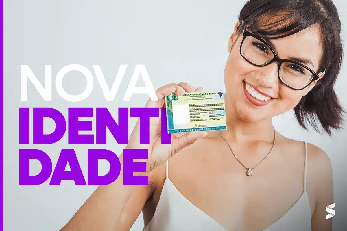 Nova Carteira de Identidade Nacional facilitando a sua vida Mulher segurando a nova Carteira de Identidade Nacional (CIN) com sorriso