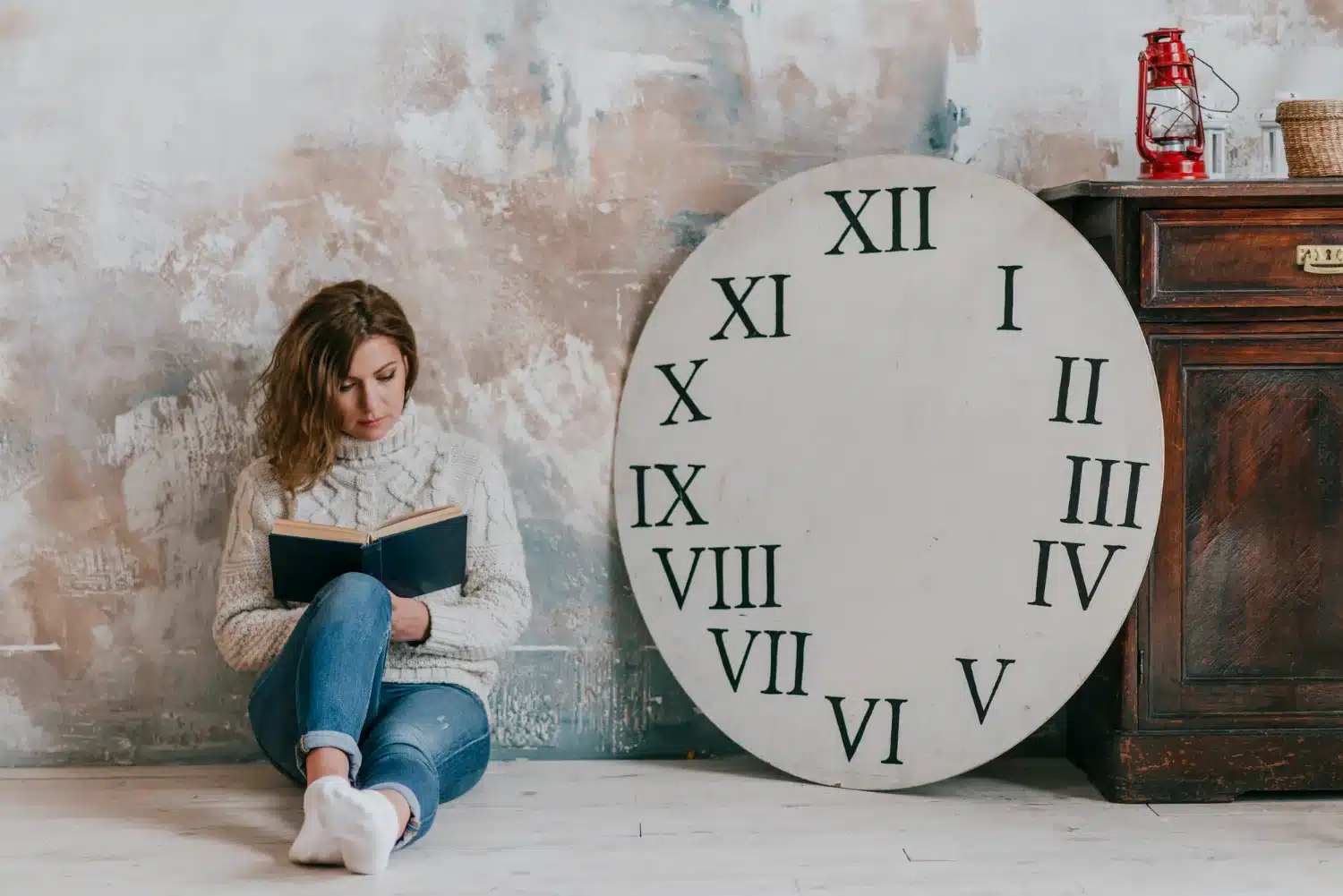 Mulher lendo um livro ao lado de um grande relógio com números romanos, ilustrando a conexão entre o passado e a numeração romana