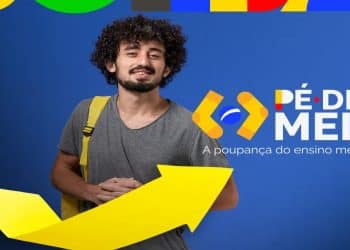 Jovem estudante do ensino médio sorri com mochila nas costas, ao lado do logo do programa Pé-de-Meia, ilustrando o calendário de pagamentos de 2026
