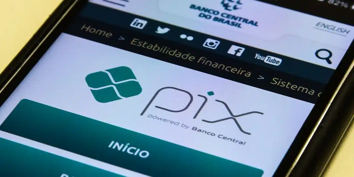 magem ilustrativa mostrando a interface do Pix no celular, com logo do Banco Central e opções de navegação