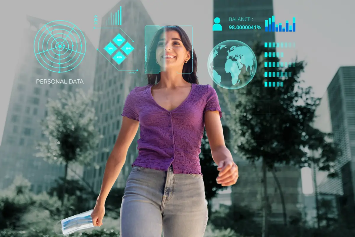 Mulher caminhando pela cidade com gráficos e dados digitais interativos flutuando ao redor.