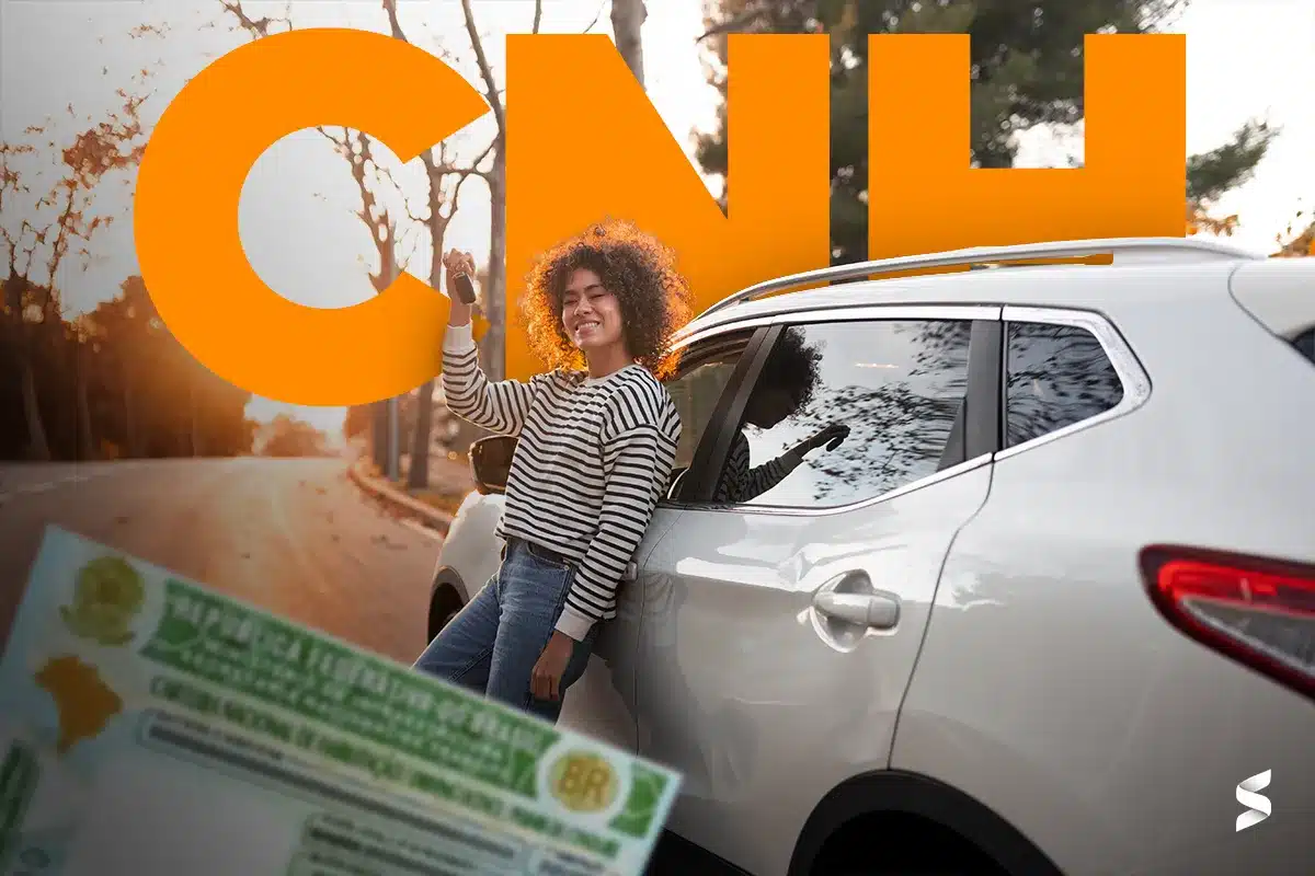 mulher segura chave de carro ao lado de veículo com destaque para CNH