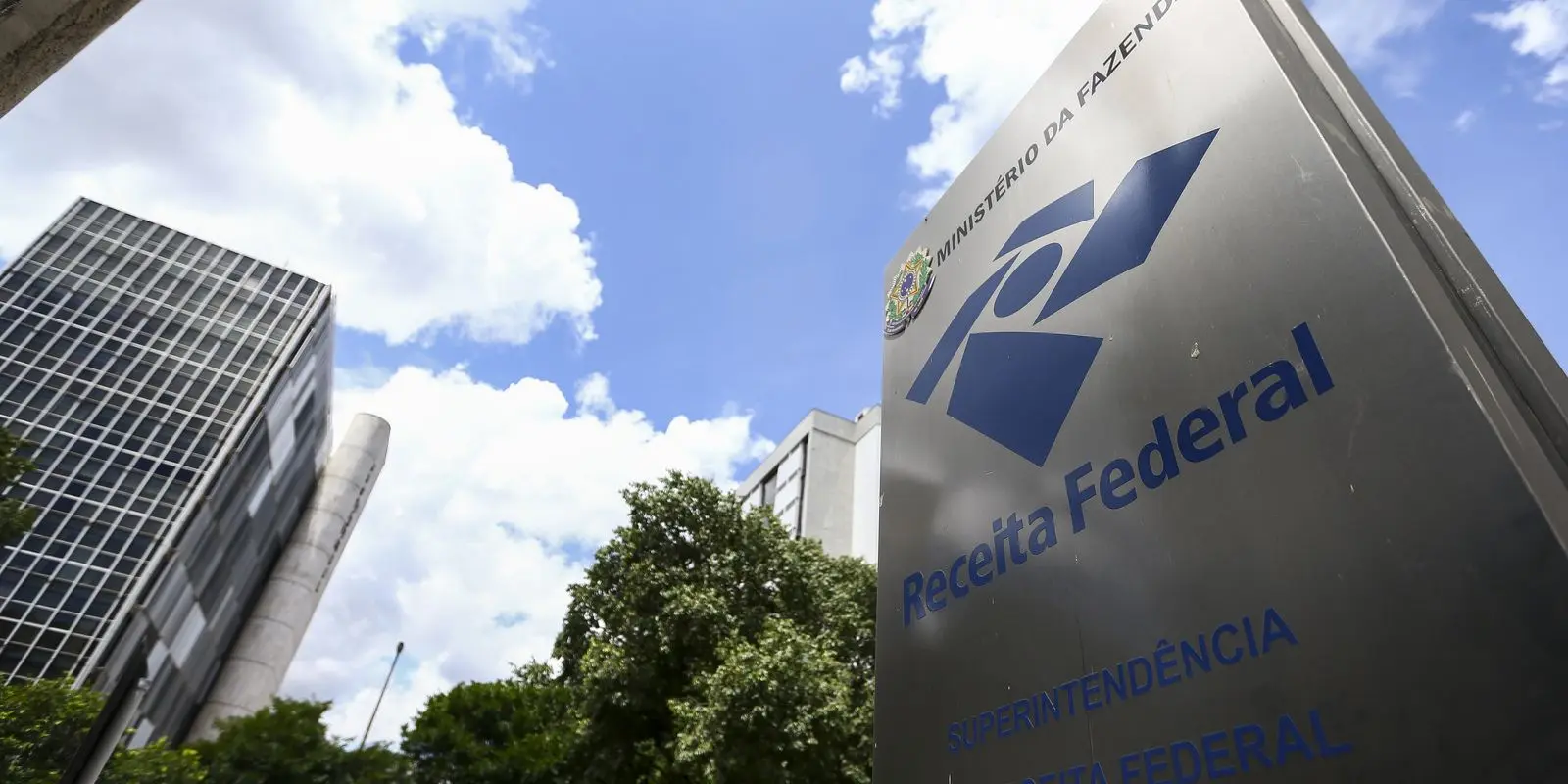Fachada do prédio da Receita Federal, ilustrando o comunicado oficial sobre o Imposto de Renda.