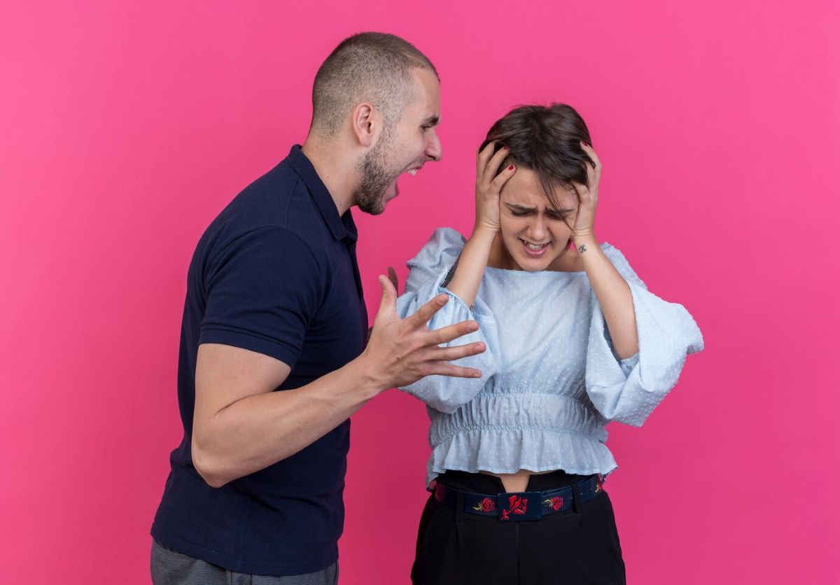 Homem gritando para mulher com expressão angustiada, indicando um relacionamento tóxico