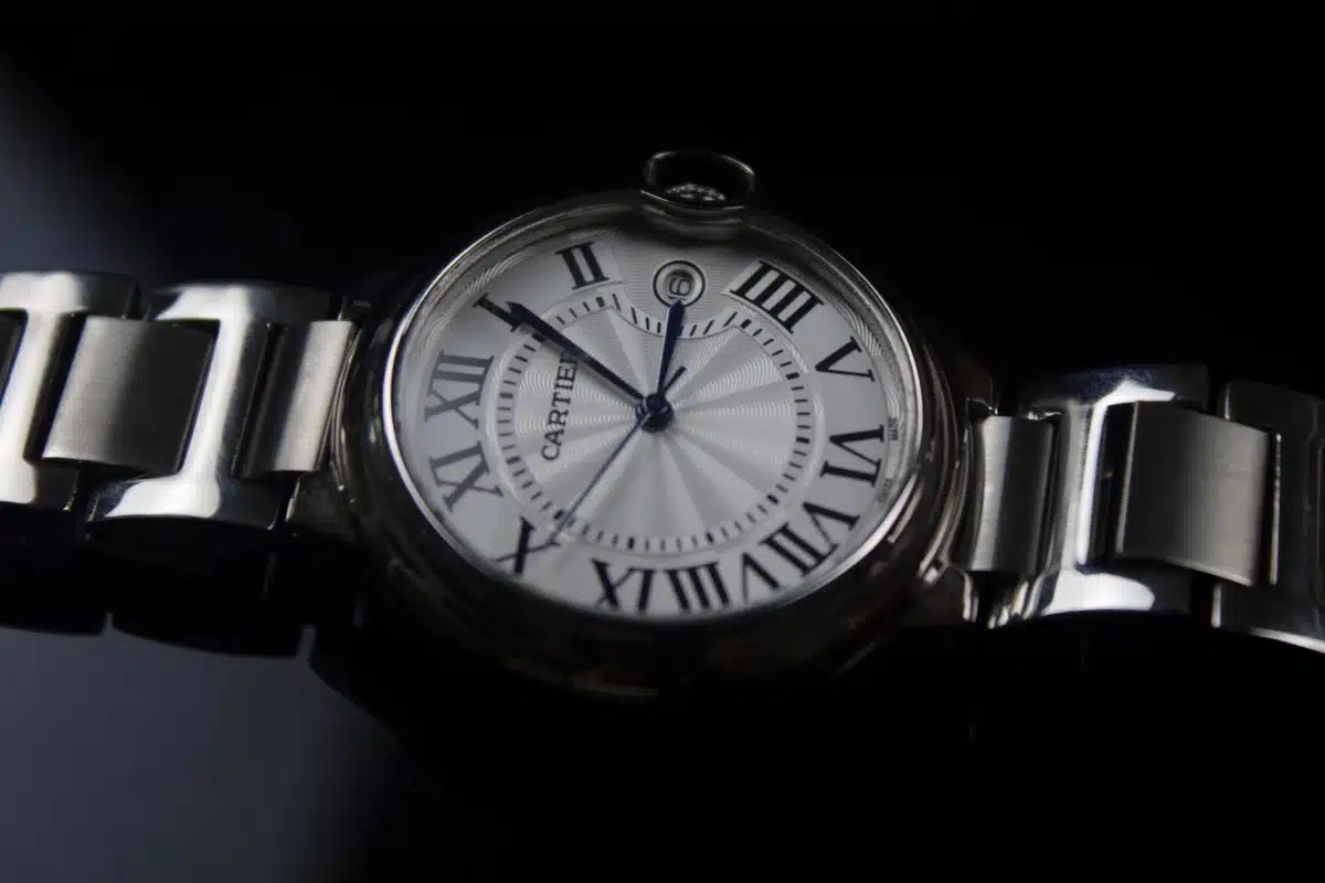 Números romanos Relógio de pulso com números romanos e bracelete de aço inoxidável, da marca Cartier.