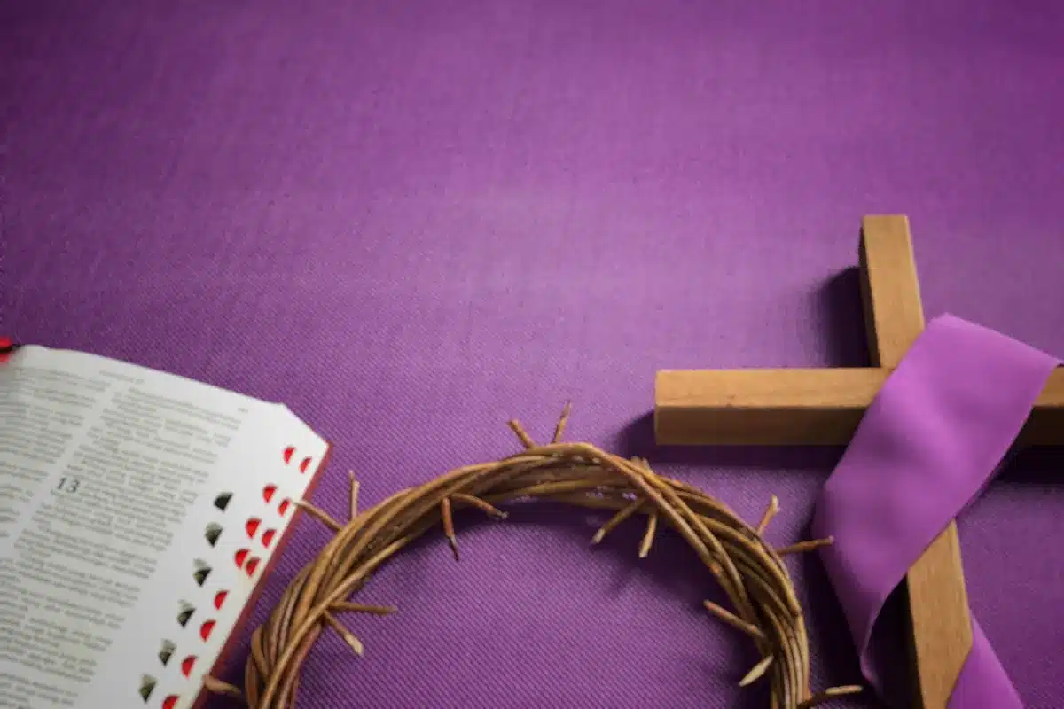 Imagem representando a Semana Santa com Bíblia, coroa de espinhos e cruz de madeira.