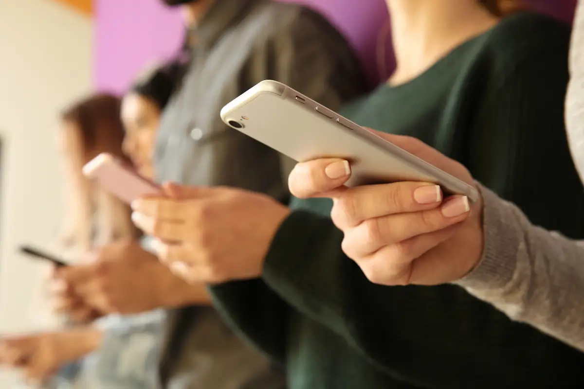 Grupo de pessoas conectadas Grupo de pessoas olhando para seus smartphones.