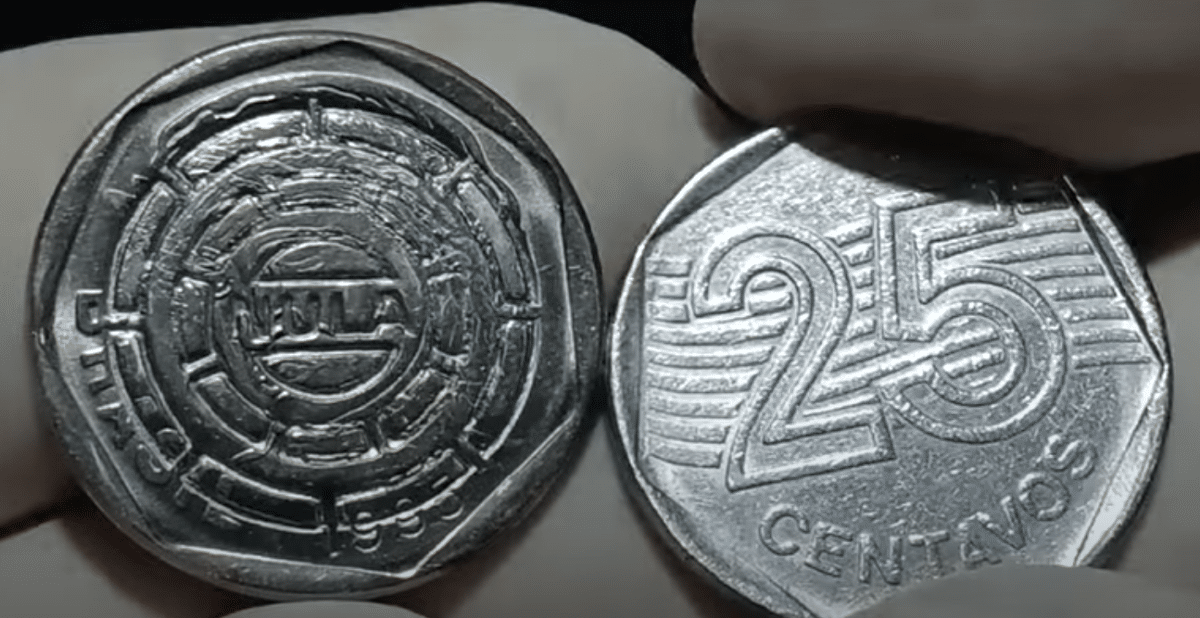 Duas moedas de 25 centavos lado a lado, sendo uma delas marcada com o selo “nula”.