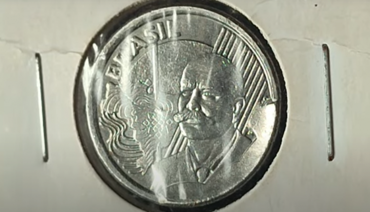 Moeda de 50 centavos com erro de cunhagem: saiba identificar e valorizar uma peça que pode valer R$ 200 Moeda de 50 centavos brasileira com erro de cunhagem visível na borda, destacando o busto de Rio Branco.