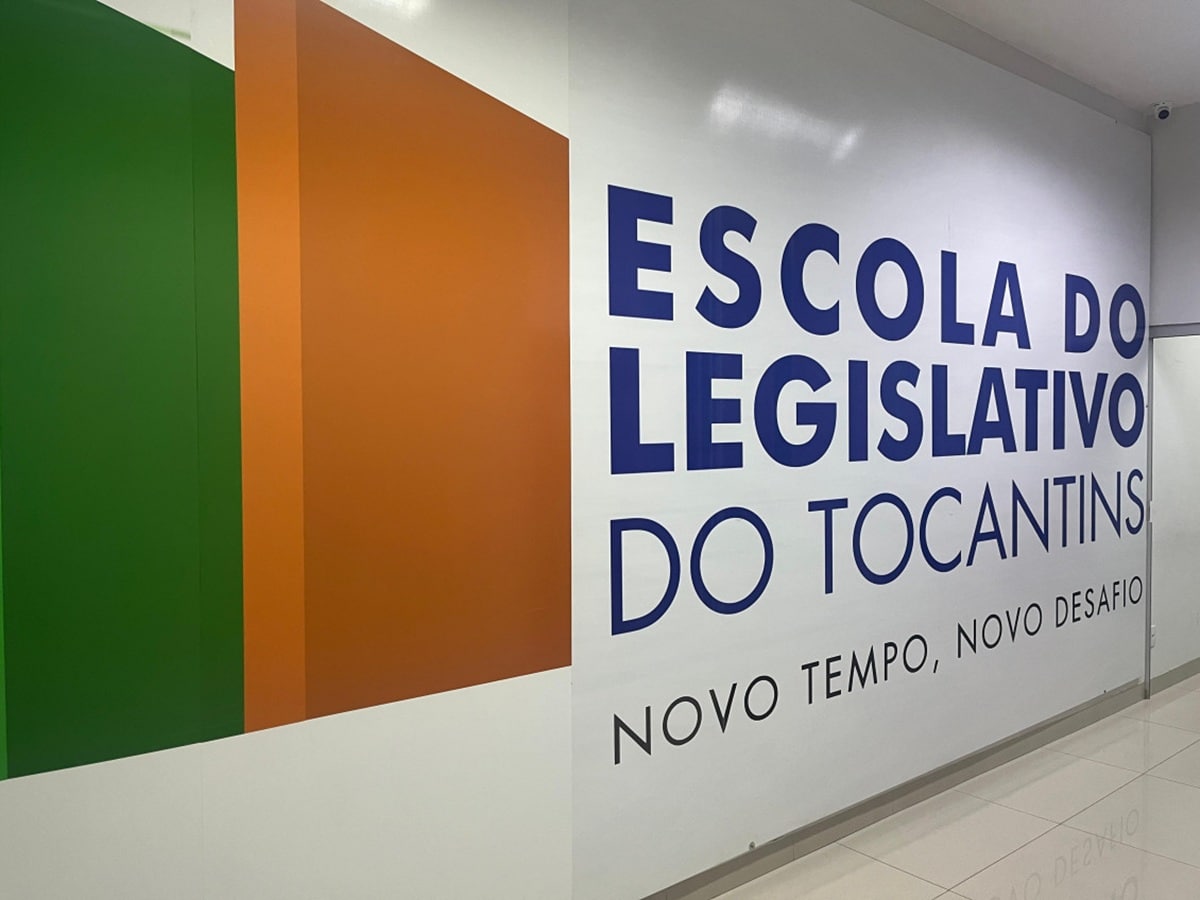 Parede decorada da Escola do Legislativo do Tocantins com slogan