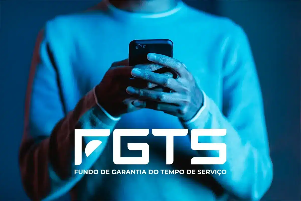Como consultar o número do PIS/NIS? Pessoa com o celular nas mãos atrás da inscrição FGTS.