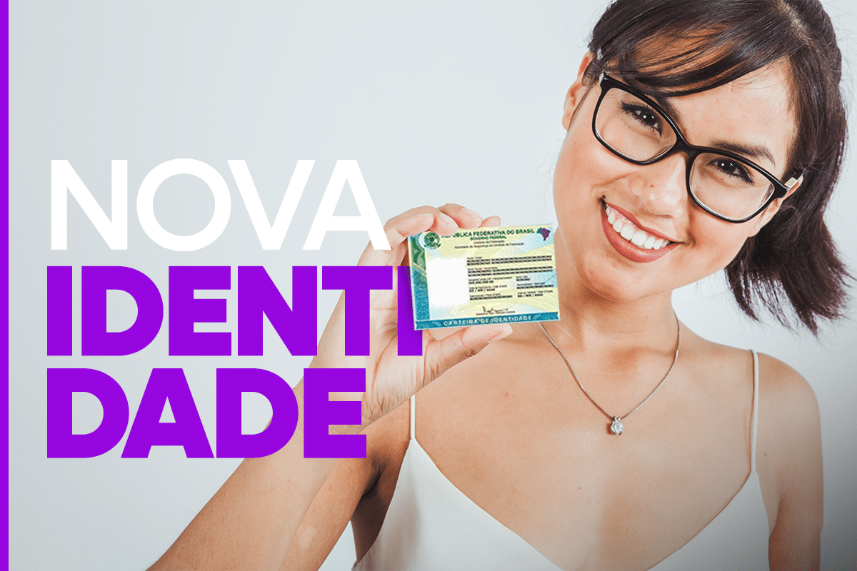 Mulher sorrindo e segurando a nova carteira de identidade, destacando a campanha de mutirão.