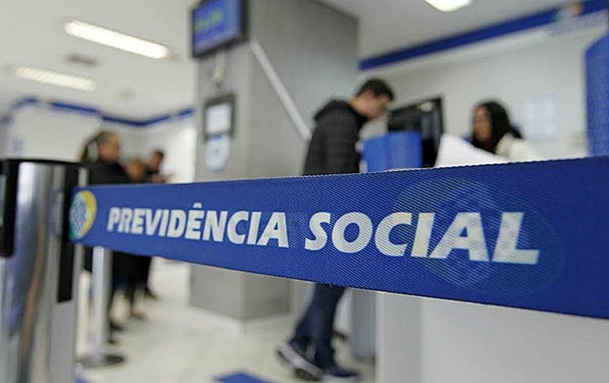 Interior de uma agência do INSS com foco no atendimento ao público, representando os serviços relacionados à incapacidade para o trabalho.