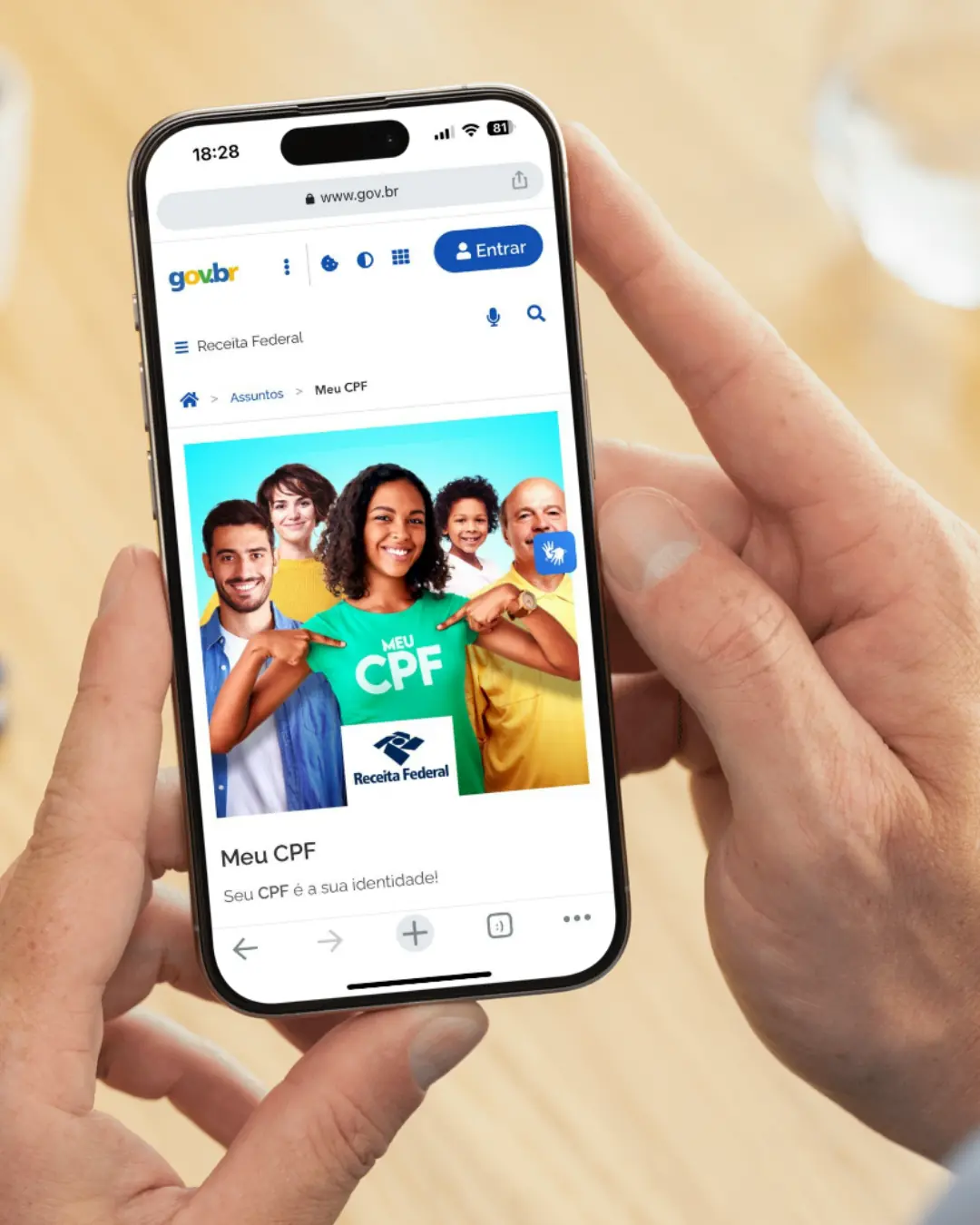 Página Meu CPF no site oficial da Receita Federal acessada pelo celular. Pessoa segurando celular com página da Receita Federal aberta mostrando serviço Meu CPF.