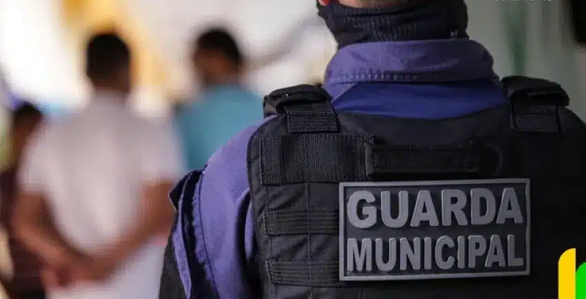 Segurança pública com Guarda Municipal em operação. Guarda Municipal em ação durante abordagem, simbolizando segurança pública e fiscalização.