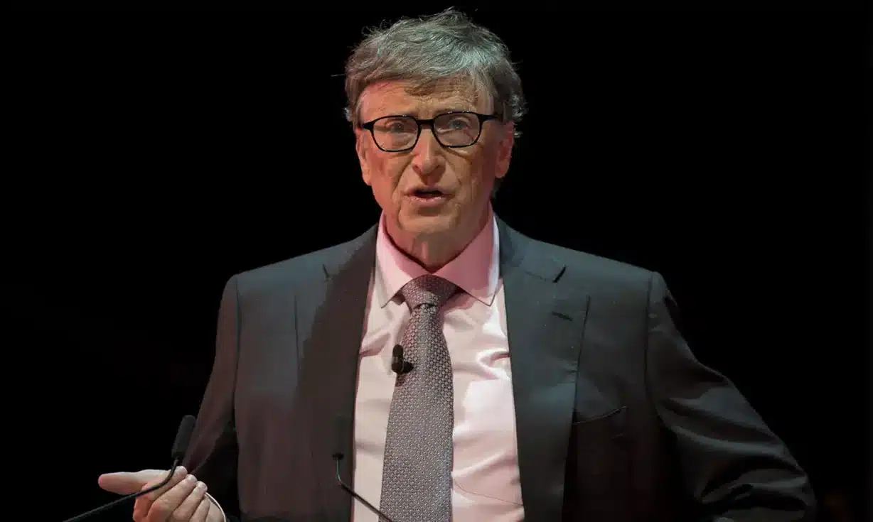 Bill Gates falando em palestra sobre o futuro das profissões na era da inteligência artificial.