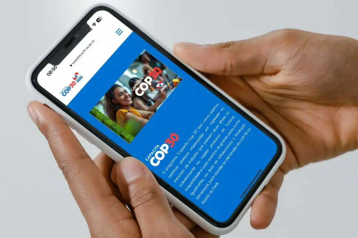 Capacita COP 30 no celular: cursos gratuitos para mulheres empreendedoras Mulher acessando no celular a página do Capacita COP 30, programa com cursos gratuitos para empreendedoras