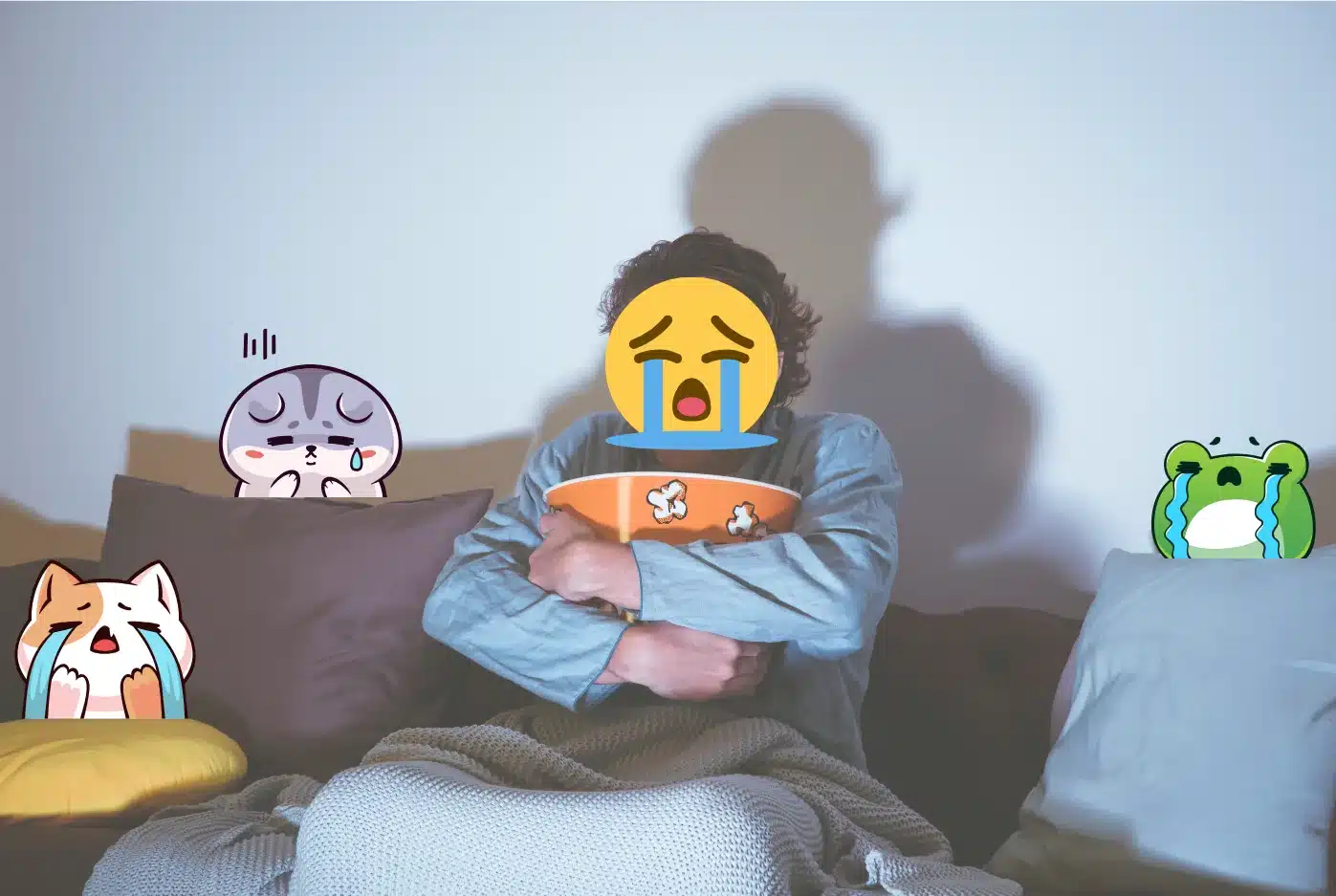 Pessoa assistindo filme, segurando pote de pipoca e rodeada de emojis chorando, representando emoções despertadas por filmes.