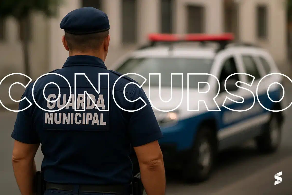Imagem de um guarda municipal em frente a uma viatura, com a palavra CONCURSO em destaque, promovendo uma oportunidade de inscrição.