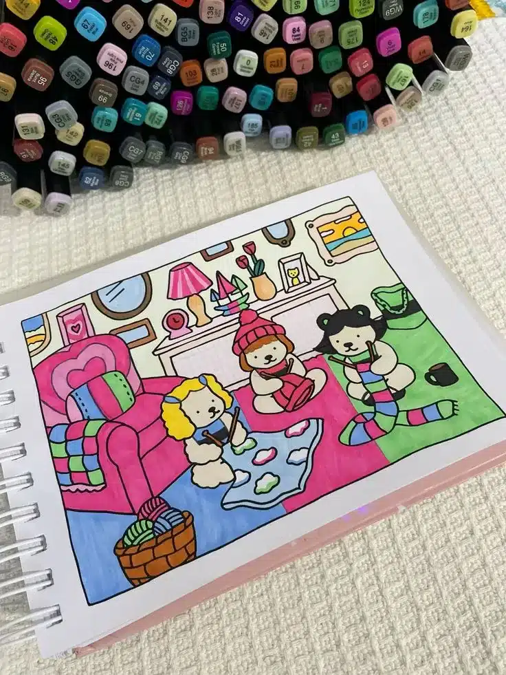 Livros de Bobbie Goods Desenho colorido de três ursinhos brincando na sala com lápis e linhas.