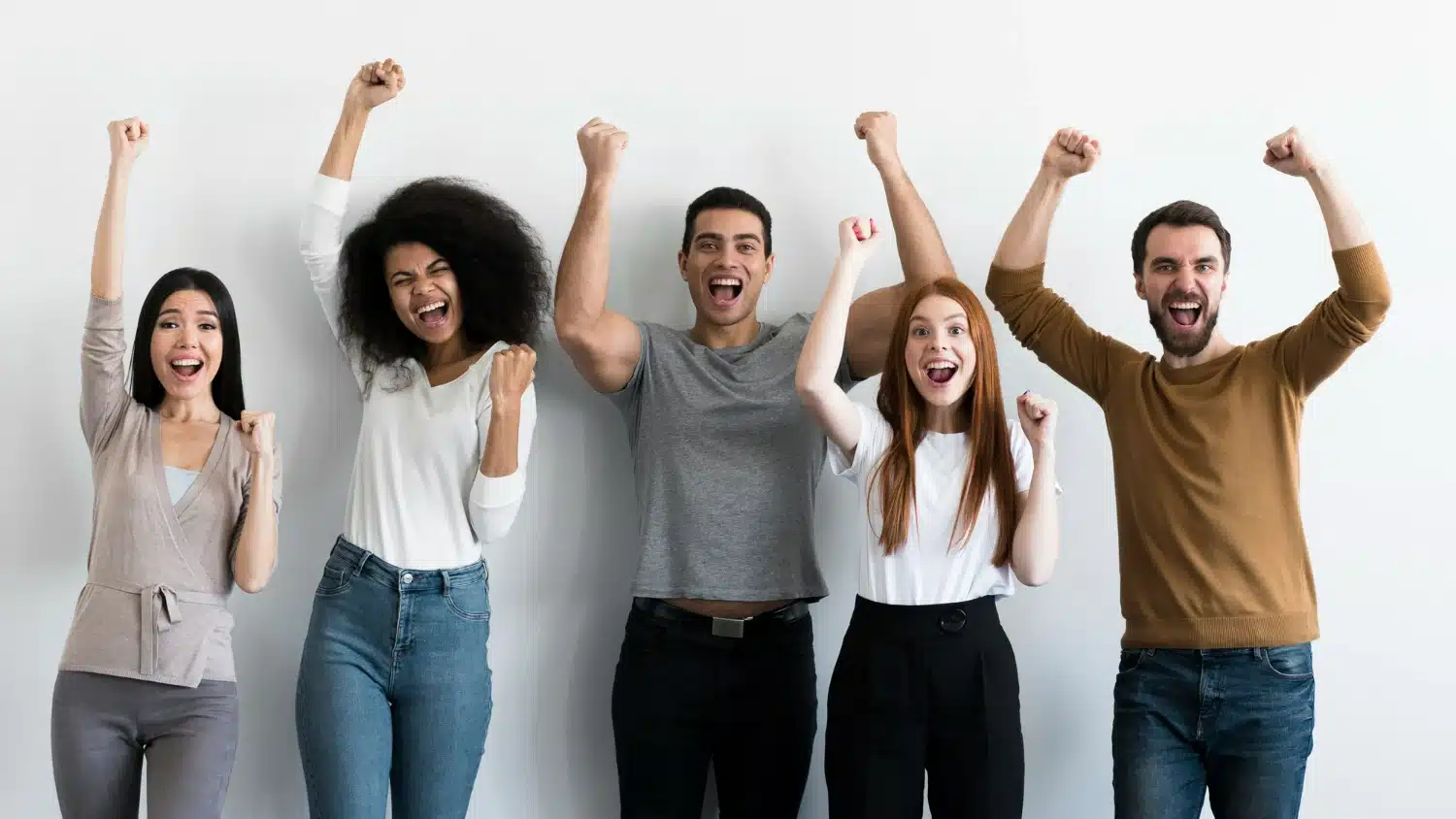 Grupo celebrando conquistas com entusiasmo Pessoas diversas comemorando juntas com expressão de alegria e vitória.