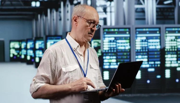 Profissional de Big Data monitorando infraestrutura tecnológica Especialista monitorando servidores em ambiente de data center