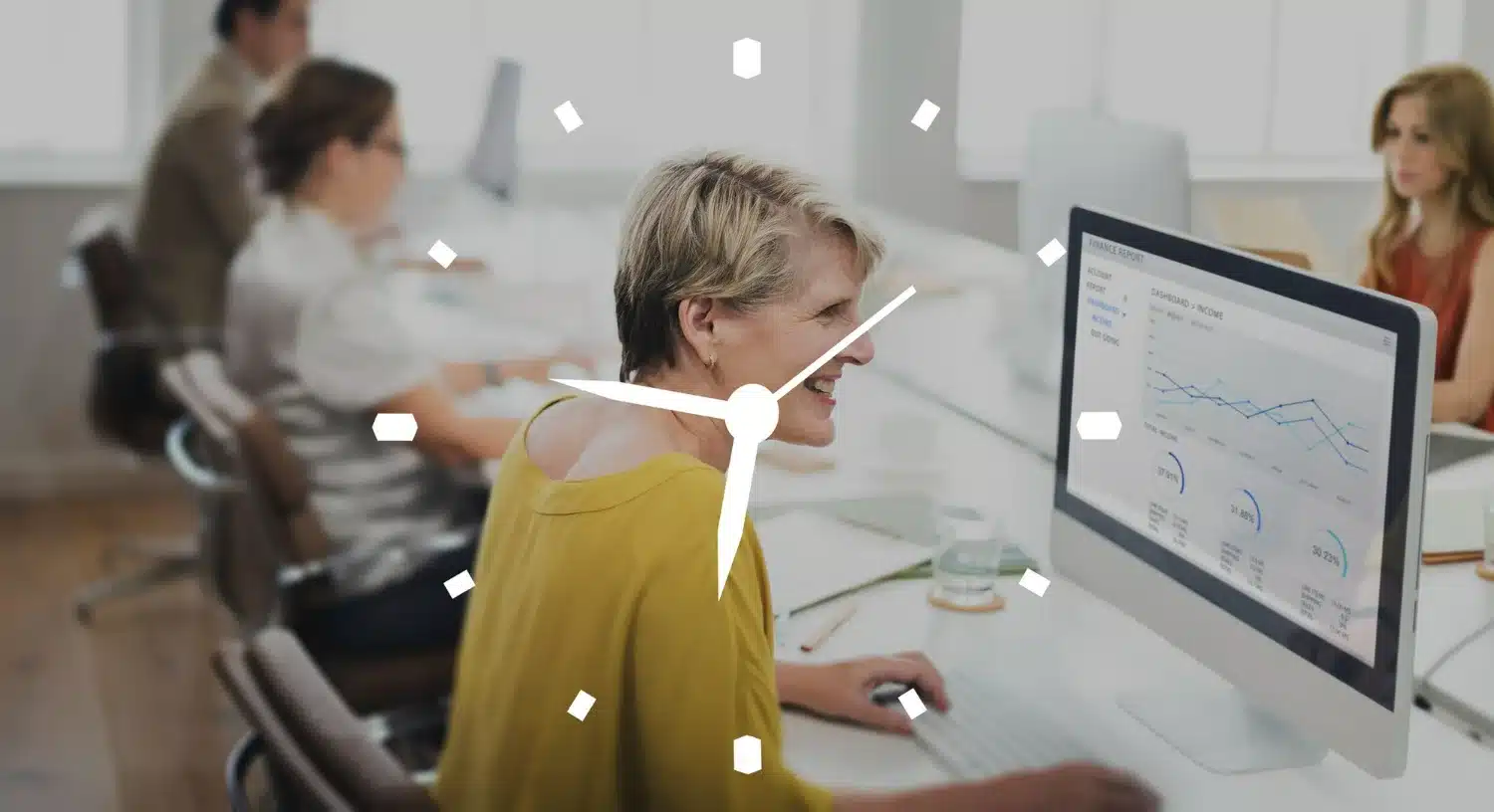 Gestão do tempo: otimizando tarefas para o sucesso profissional. Mulher sorrindo enquanto trabalha em um escritório, destacando a importância de gerenciar o tempo de forma eficaz para alcançar o sucesso profissional.