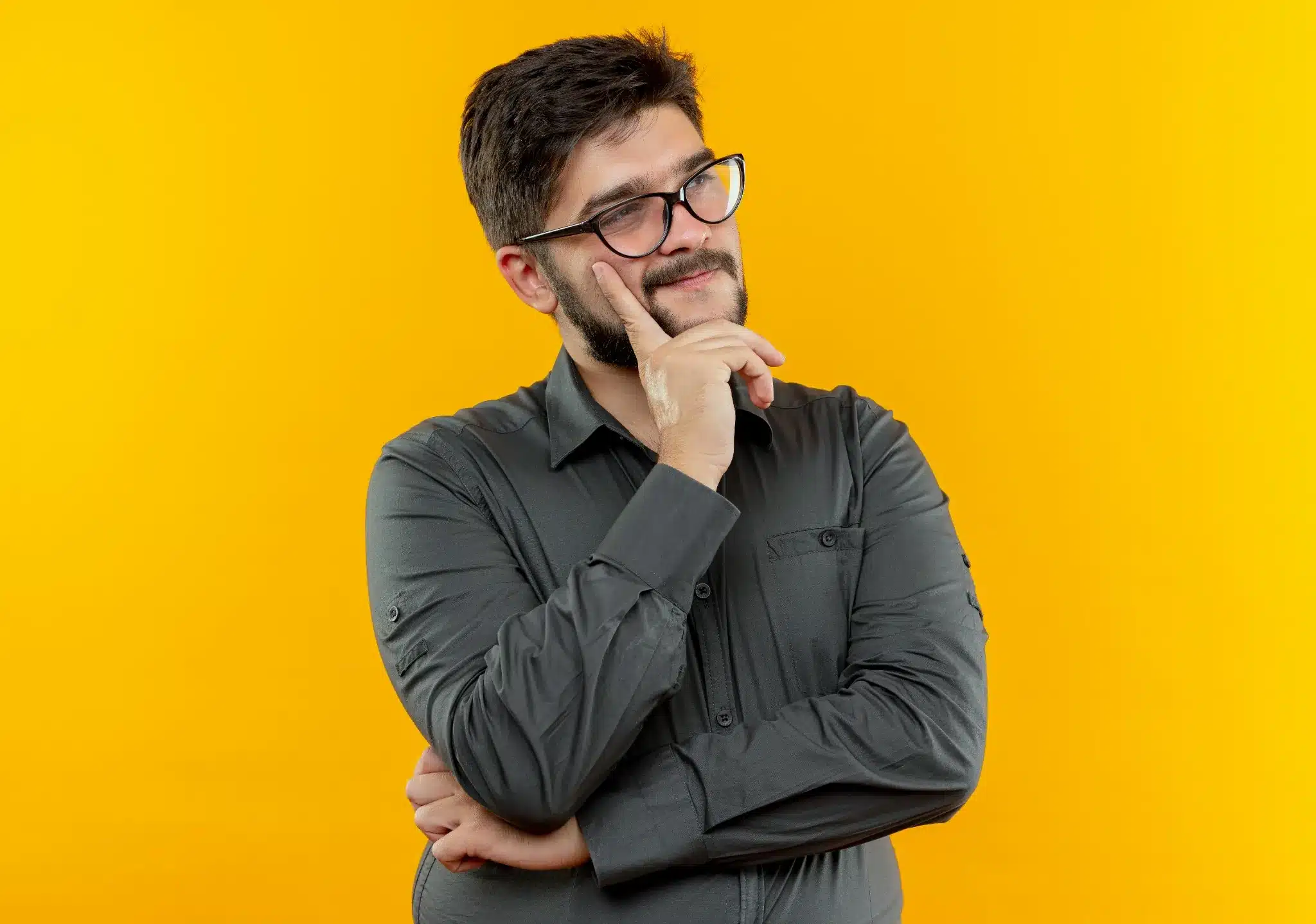 Homem com expressão pensativa, olhando para o lado, em fundo amarelo.