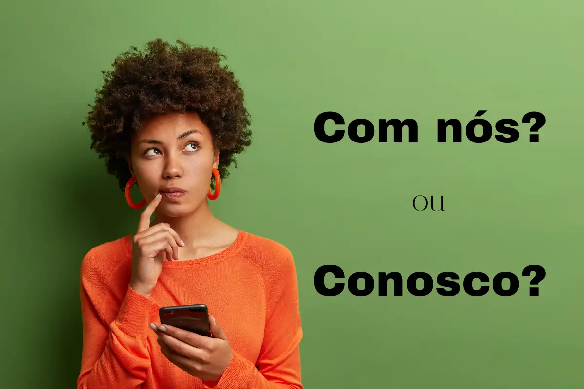 Dúvida sobre o Uso de 'Com Nós' ou 'Conosco' Mulher com cabelo volumoso e brinco laranja, pensativa, segurando um celular em fundo verde com a dúvida sobre o uso de 'com nós' ou 'conosco'.