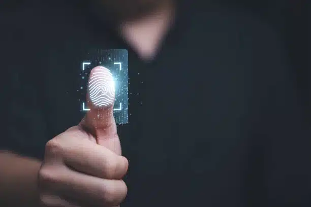 Digitalização de impressão digital para autenticação Impressão digital sendo escaneada em tecnologia biométrica