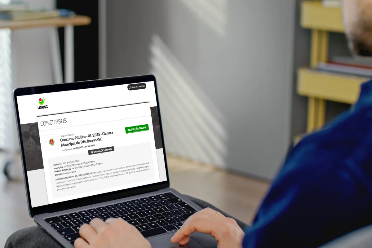 Inscrição para Concurso Público Pessoa acessando a página de inscrição para concurso público no laptop.