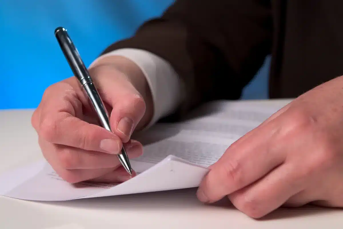 Inscrições processo seletivo Pessoa realizando as inscrições para processo seletivo.