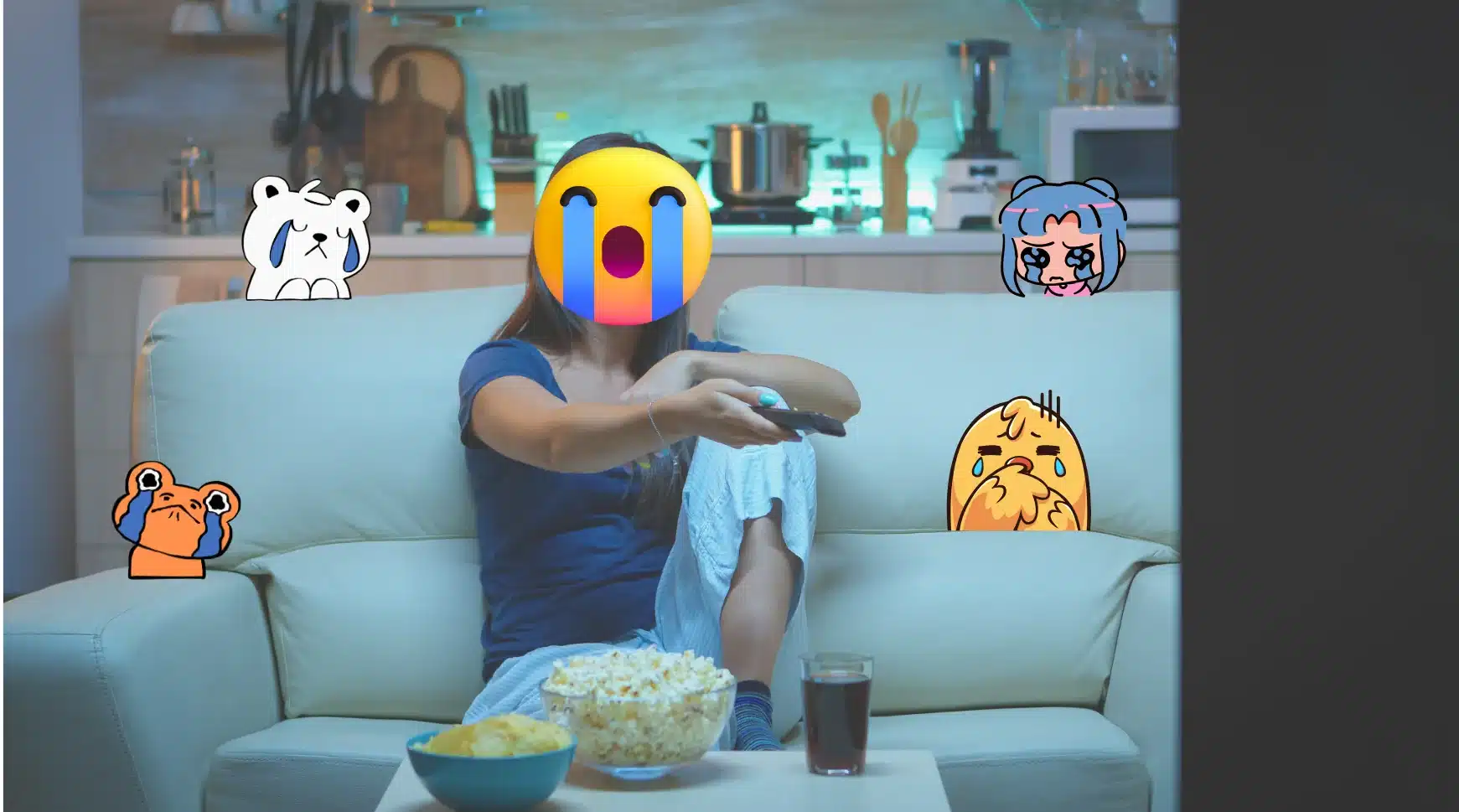 Inteligência emocional na prática: quando filmes despertam sentimentos. Mulher assistindo filme emocionada no sofá, cercada por emojis chorando, representando como a inteligência emocional se manifesta nas reações às histórias.