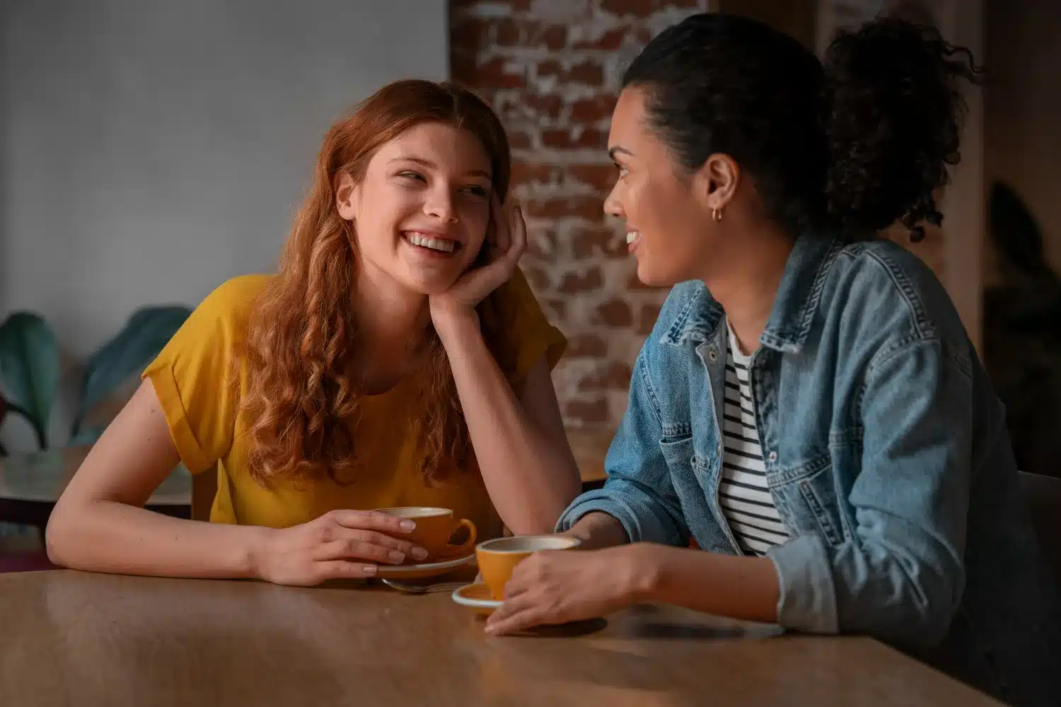 Conexões fortes e autênticas através de simples gestos. Mulheres sorrindo e conversando, criando uma conexão amigável com café.