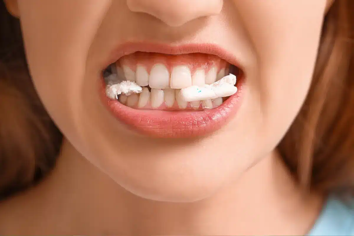 Barulhos irritantes Boca de mulher mastigando um chiclete.