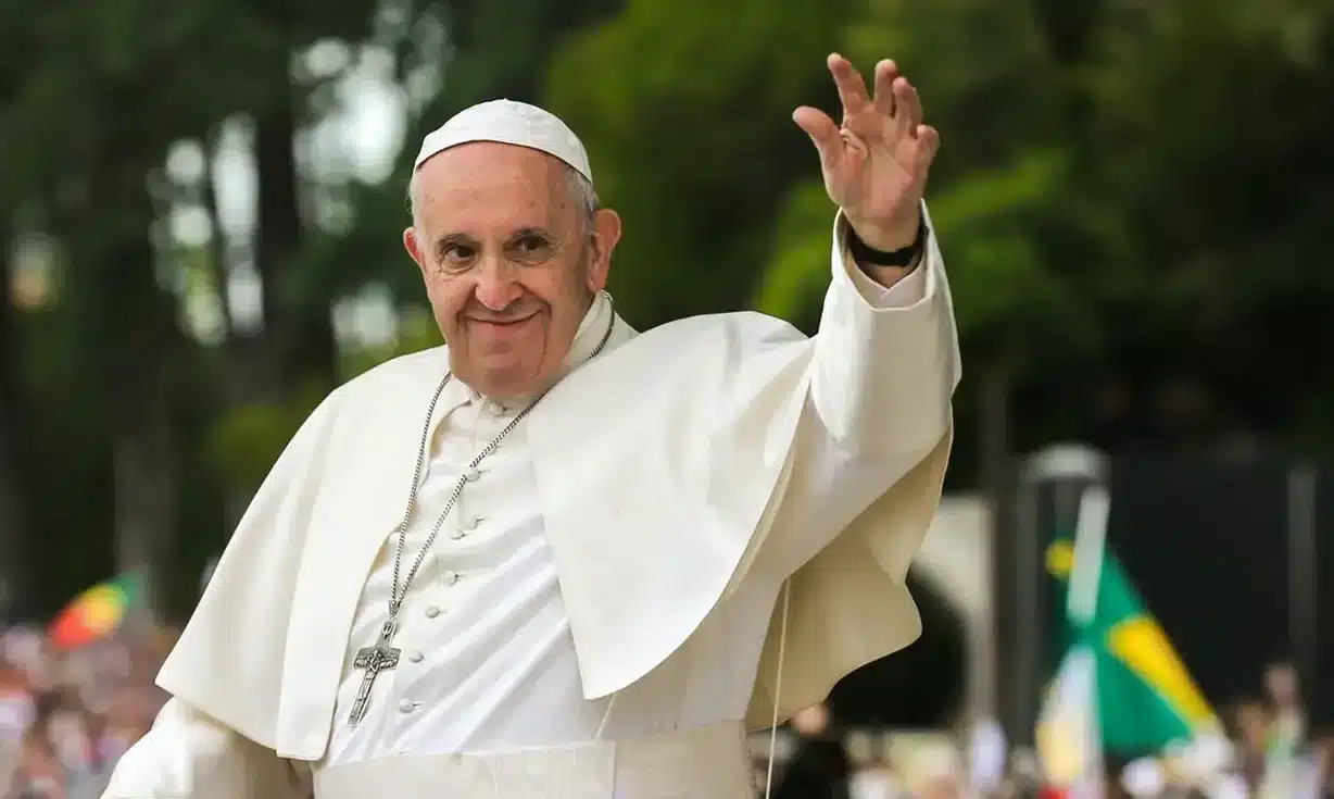 Papa Francisco durante um momento histórico, enfrentando desafios financeiros da Igreja. Papa Francisco acena para os fiéis, promovendo um gesto de esperança.