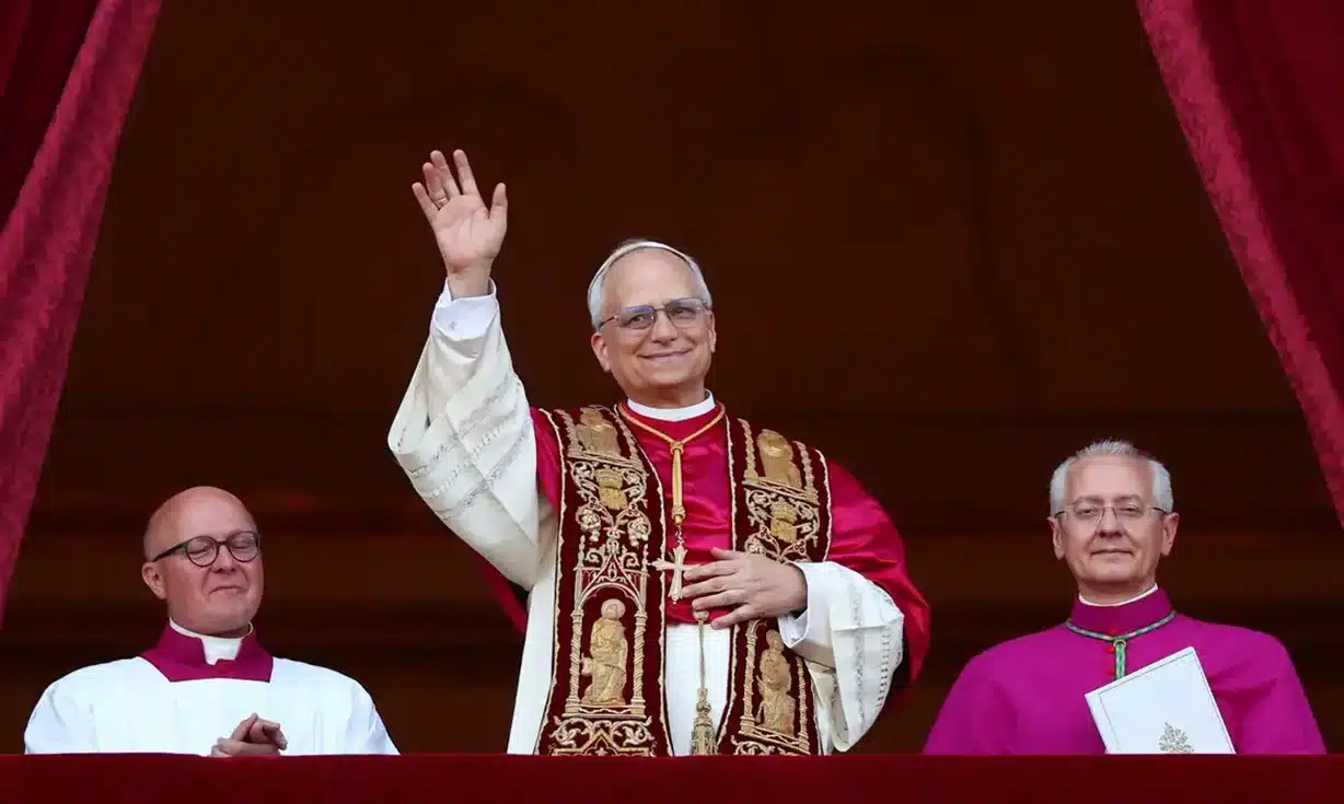 Papa Leão XIV acenando da janela, novo papa eleito em 2025.