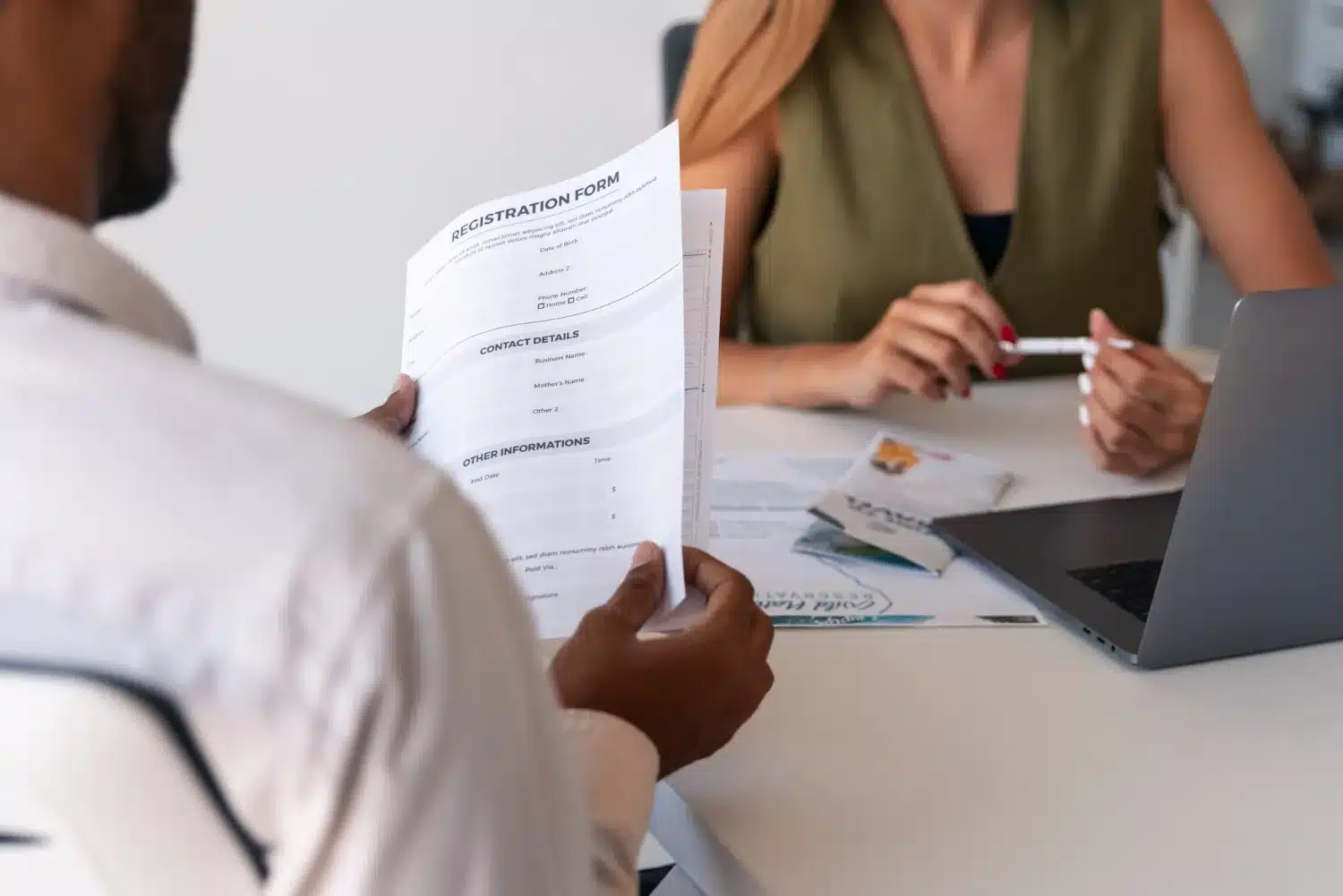 Pessoa preenchendo formulário de registro para uso de certificados digitais no currículo