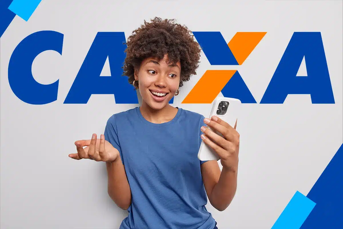 Pessoa sorrindo enquanto segura um celular, com o logotipo da Caixa ao fundo.