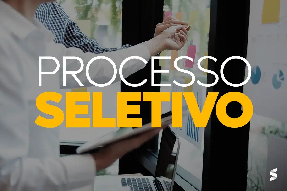 Pessoas colaborando em processo seletivo com gráficos e post-its.