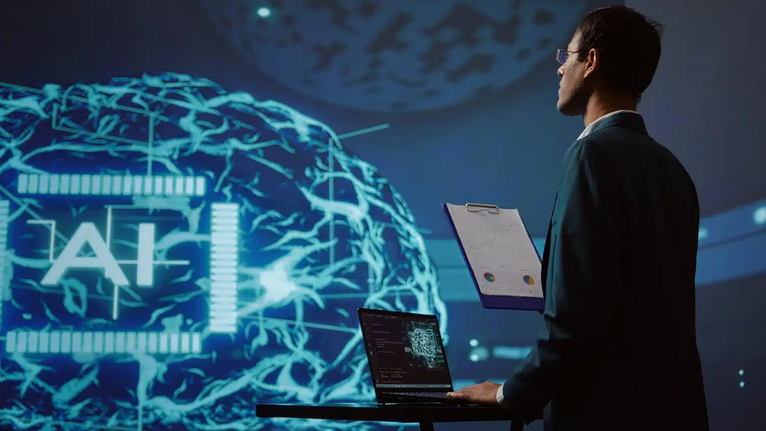 Profissão de desenvolvimento em inteligência artificial em destaque. Homem analisando dados e gráficos em laptop com projeção digital de cérebro e IA ao fundo