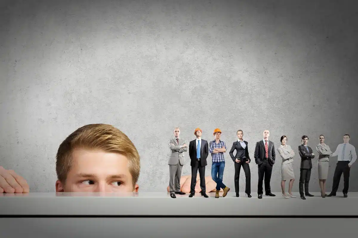 Profissões Pessoa observando uma linha de profissionais de diferentes áreas de trabalho.