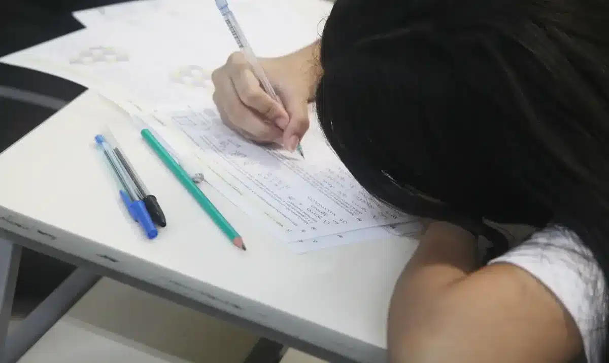 Como Estruturar uma Redação Nota 1000 no ENEM sobre Etarismo Estudante escrevendo uma redação, com foco na organização e estruturação de conteúdo no processo de aprendizado.