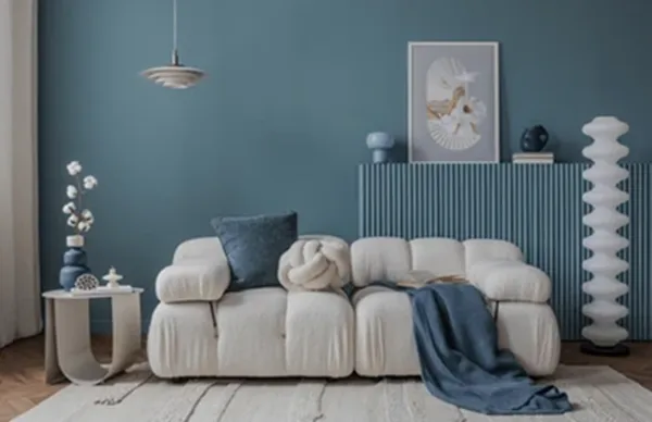 Decoração aconchegante com tons de azul e sofá branco Sofá branco confortável com detalhes em azul em sala de estar moderna com parede azul